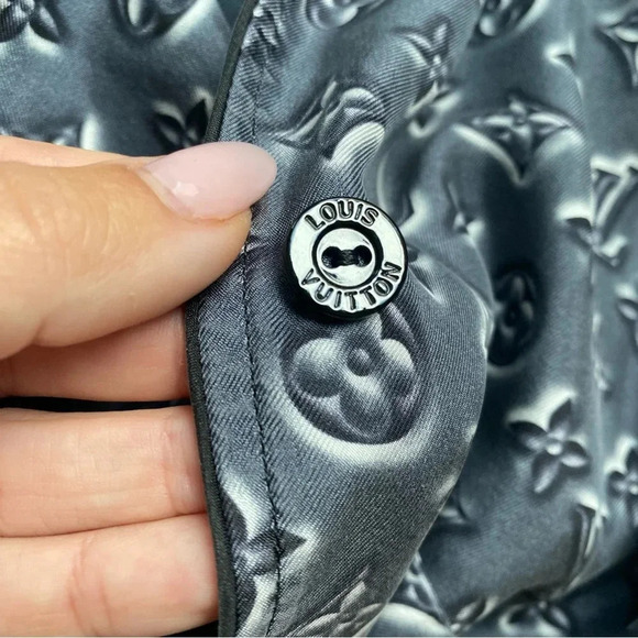 Louis Vuitton Women’s 100% Silk Pajamas SET LV Logo Grey Silver Pants Shirt Rare - Picture 6 of 7